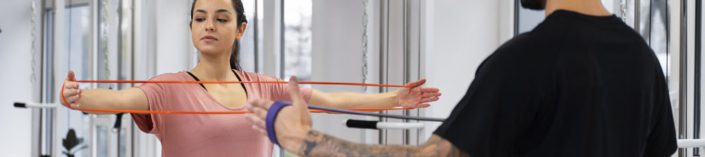 Flossing activano - Individuelle Therapien und Trainings bei Beschwerden und Erkrankungen Besuchen Sie jetzt ein activano in Ihrer Nähe! Beschwerden und Erkrankungen - Die activanos bieten nachhaltige Lösungsansätze bei Beschwerden und Erkrankungen des Bewegungsapparates. Dabei verfügen wir über Experten aus Physiotherapie, medizinischer Bewegungstherapie, uvm. Therapie und Training - Wir sind orthopädischer Problemlöser und bieten eine sofortige, individuelle und umfassende Betreuung während der Therapie und des Trainings. Das individuelle Begleiten, mit einem auf Sie abgestimmten Therapieplan ist für uns selbstverständlich. Innovativ und zeitgemäß - Die activano lebt mit ihren innovativen und zeitgemäßen Konzepten einen anders denkenden und handelnden therapeutischen Weg – eng vernetzt mit Arzt und Versorgern. Sie erhalten dadurch die aktuellsten und modernsten Behandlungen. Wuppertal, Hanau, Westerngrund - Besuchen Sie jetzt einen activano Standort in Ihrer Nähe. Rehasport, Training, Personal Training, Physiotherapie, Diagnostik, Analyse, Beschwerden, Erkrankungen, Rückentraining, Sport, Bewegung, Gesundheit, Einstellung, Faszientraining, Therapie, Manuelle Therapie, medical, Fitness, Problemlöser, Orthopädie, Orthopädisch, EMS Therapie, EMS, EMS-Therapie, Steinheim, Barmen, Geschwister-Scholl, Westerngrund, Therapiezentrum, Menschen, in, Bewegung.