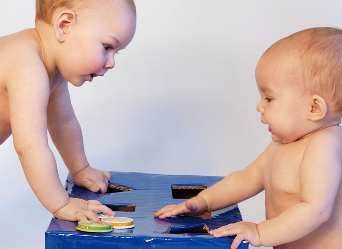 Babys interagieren untereinander und lernen von jedem Einzelnen.
