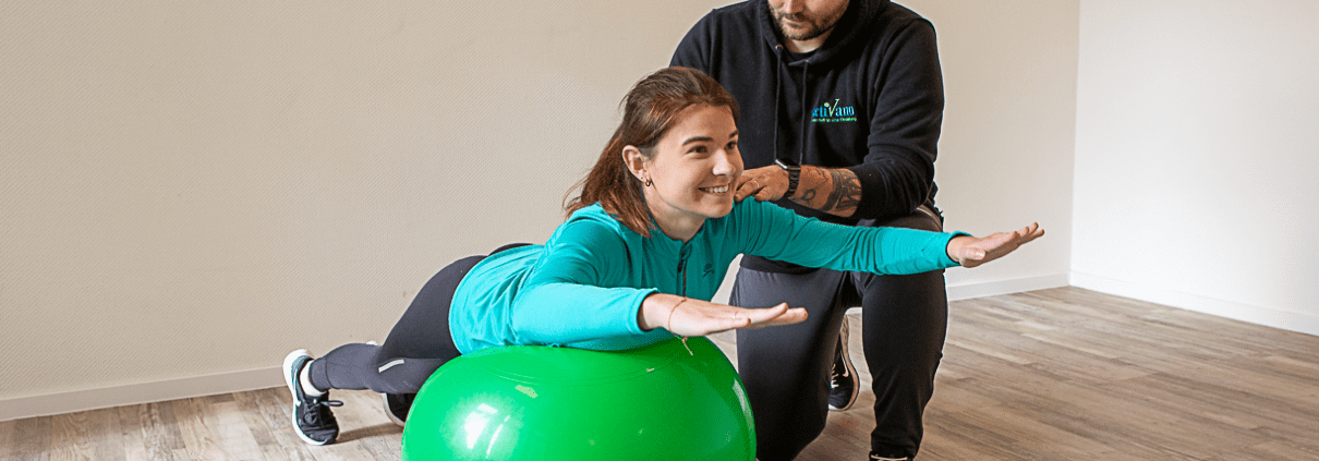 Der Fokus in der Krankengymnastik liegt auf der Anleitung des Physio- oder Sporttherapeuten unter Einsatz von Hilfsmittel den Körper des Klienten zu stärken.